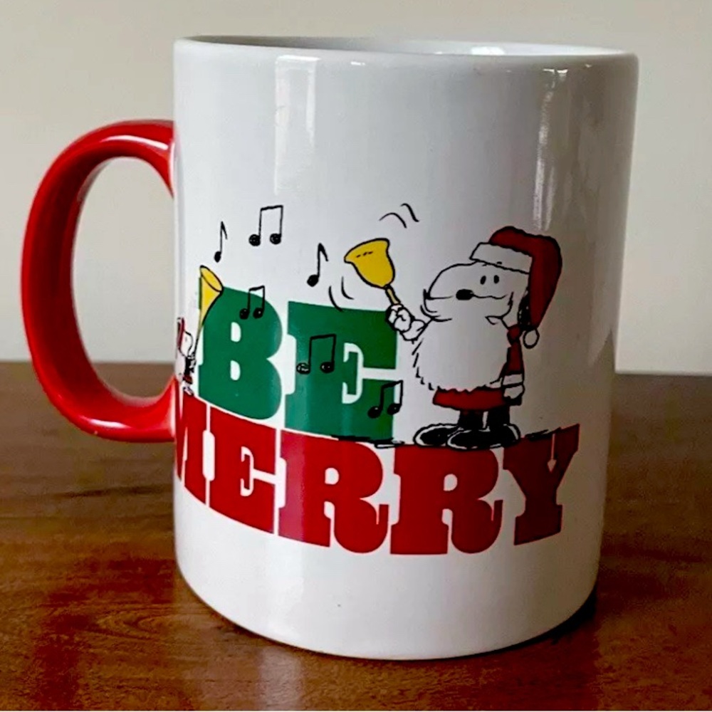 Snoopy Peanuts Woodstock BE MERRY mug Christmas